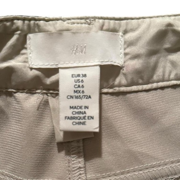 H&M Silver metallic straight-leg faux leather polyester rave pants
Size 6 - Picture 3 of 6